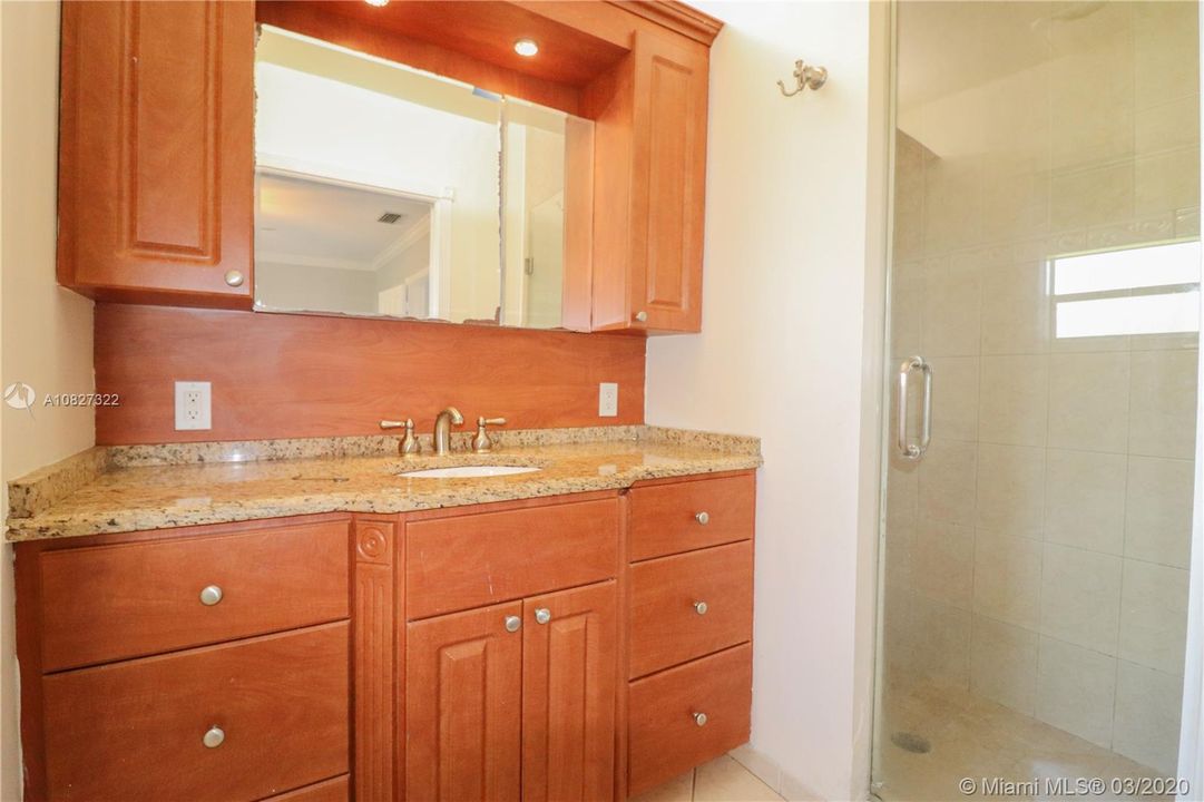 Vendido Recientemente: $399,999 (5 camas, 2 baños, 1947 Pies cuadrados)