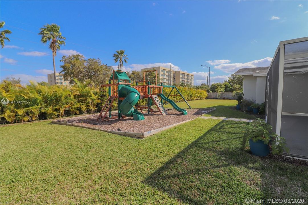 Vendido Recientemente: $399,999 (5 camas, 2 baños, 1947 Pies cuadrados)
