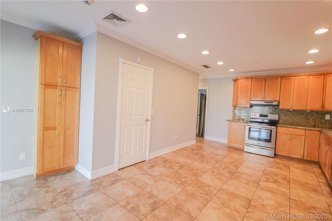 Vendido Recientemente: $399,999 (5 camas, 2 baños, 1947 Pies cuadrados)