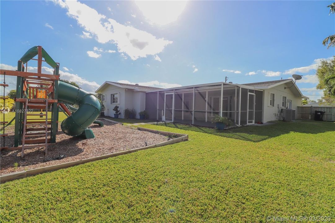 Vendido Recientemente: $399,999 (5 camas, 2 baños, 1947 Pies cuadrados)