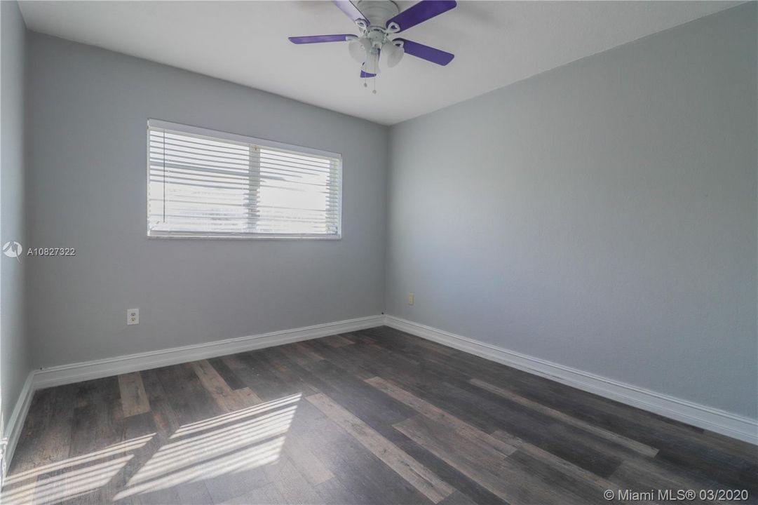 Vendido Recientemente: $399,999 (5 camas, 2 baños, 1947 Pies cuadrados)