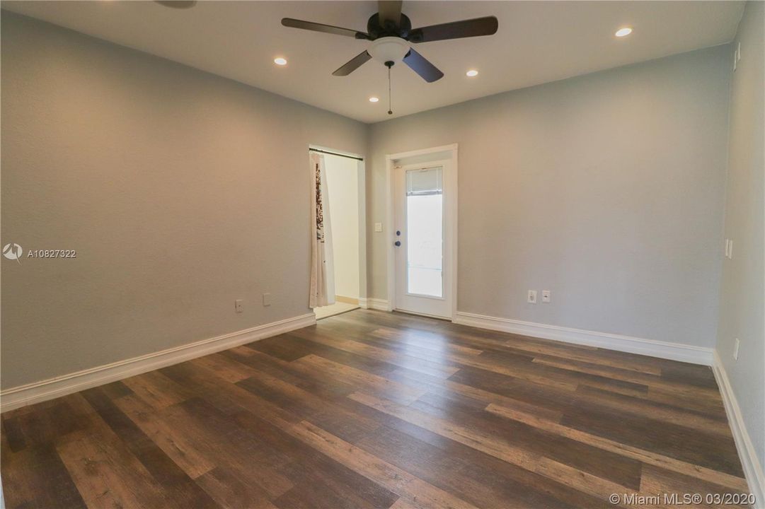 Vendido Recientemente: $399,999 (5 camas, 2 baños, 1947 Pies cuadrados)