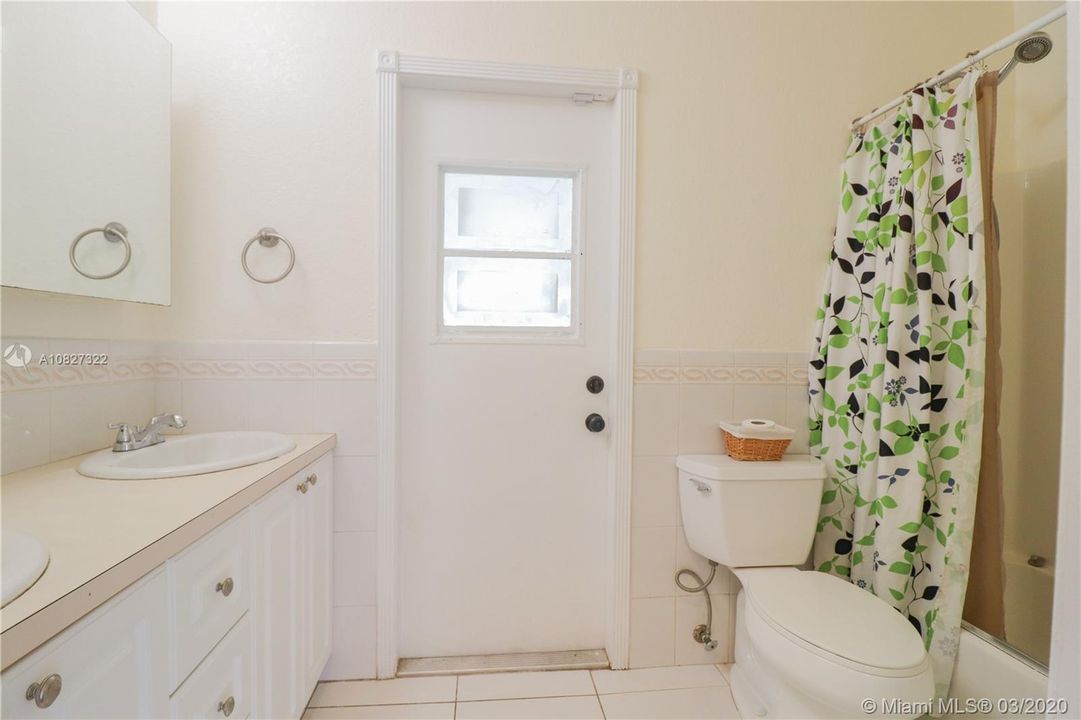 Vendido Recientemente: $399,999 (5 camas, 2 baños, 1947 Pies cuadrados)