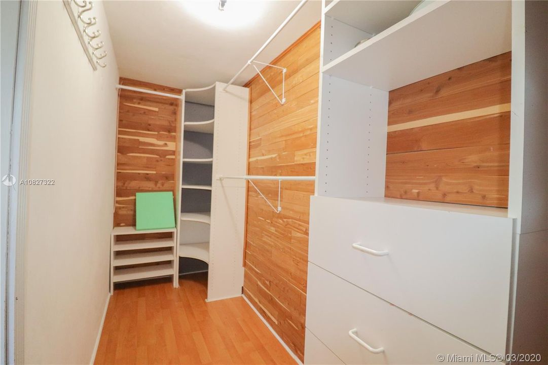 Vendido Recientemente: $399,999 (5 camas, 2 baños, 1947 Pies cuadrados)