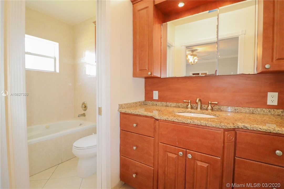 Vendido Recientemente: $399,999 (5 camas, 2 baños, 1947 Pies cuadrados)