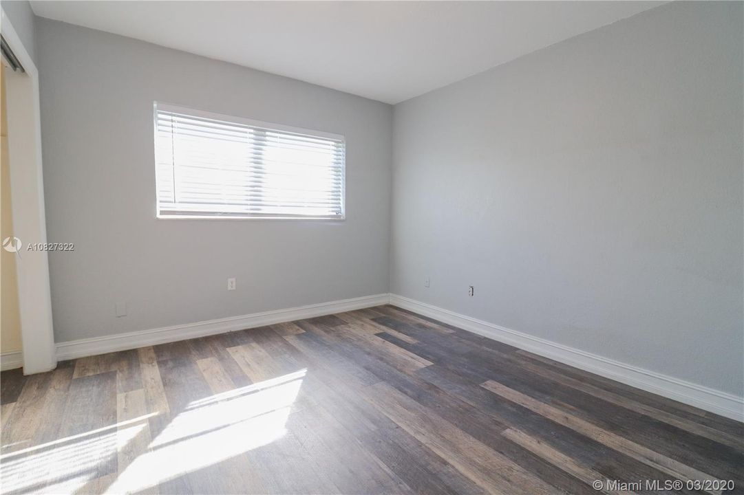 Vendido Recientemente: $399,999 (5 camas, 2 baños, 1947 Pies cuadrados)