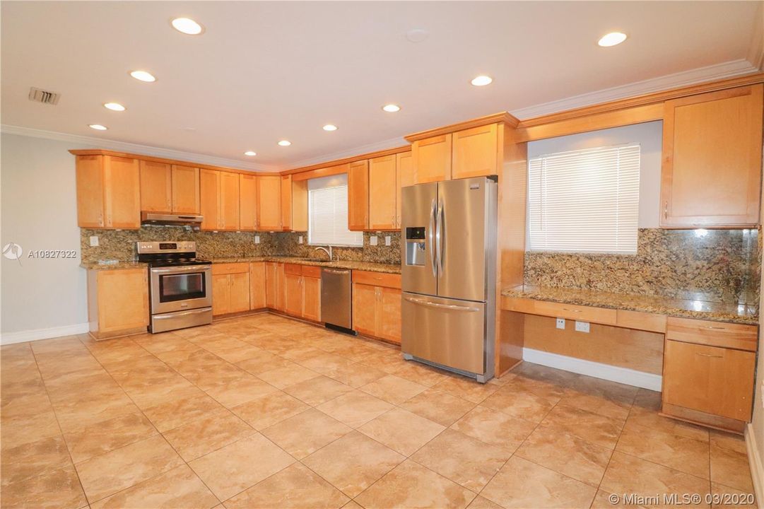Vendido Recientemente: $399,999 (5 camas, 2 baños, 1947 Pies cuadrados)