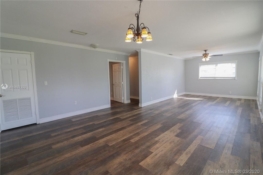 Vendido Recientemente: $399,999 (5 camas, 2 baños, 1947 Pies cuadrados)