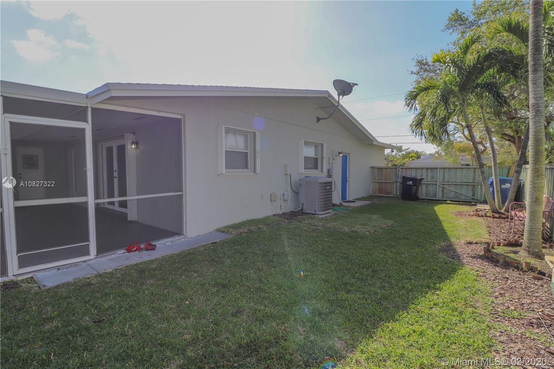 Vendido Recientemente: $399,999 (5 camas, 2 baños, 1947 Pies cuadrados)