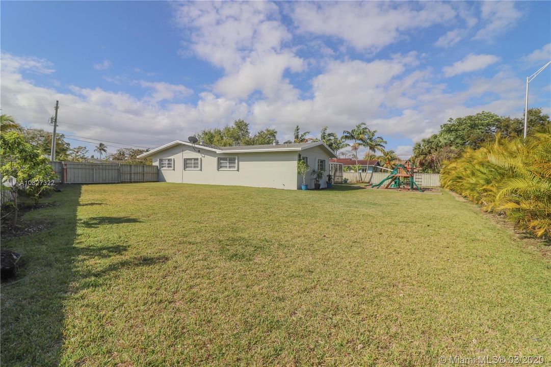 Vendido Recientemente: $399,999 (5 camas, 2 baños, 1947 Pies cuadrados)