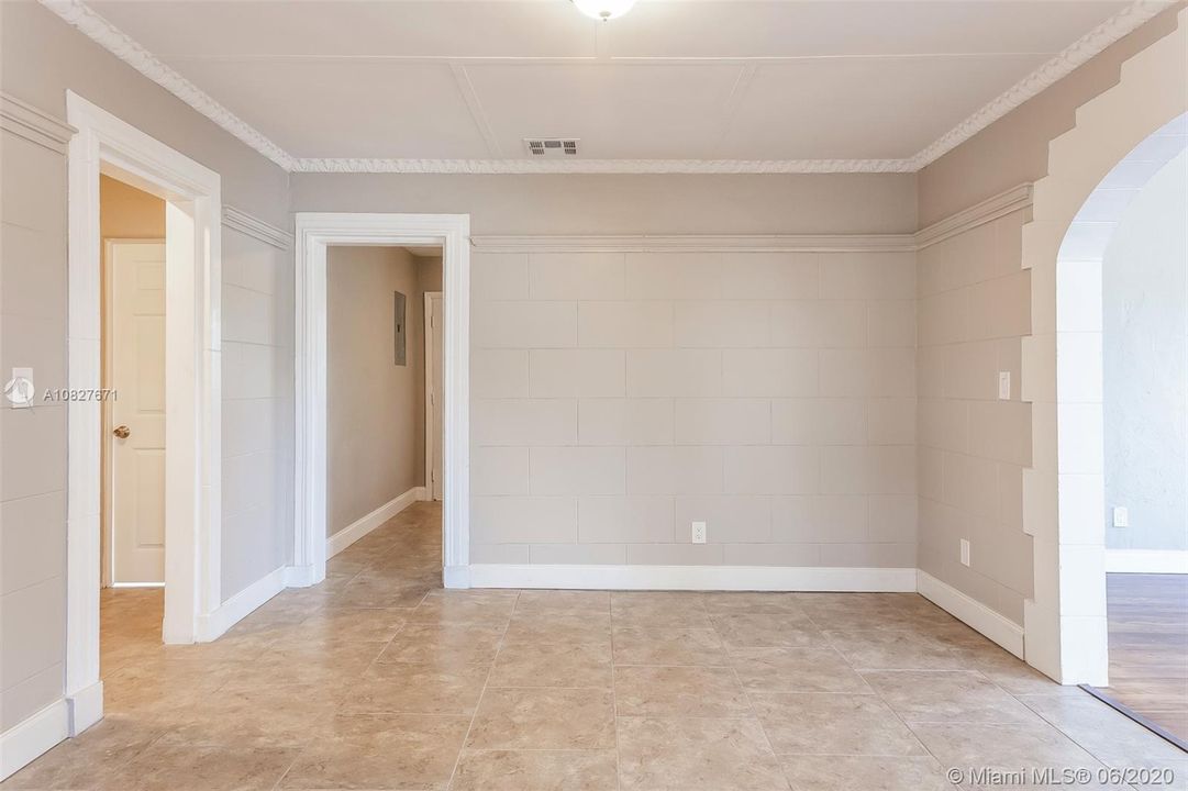 Recently Sold: $285,000 (4 beds, 3 baths, 1982 Square Feet)