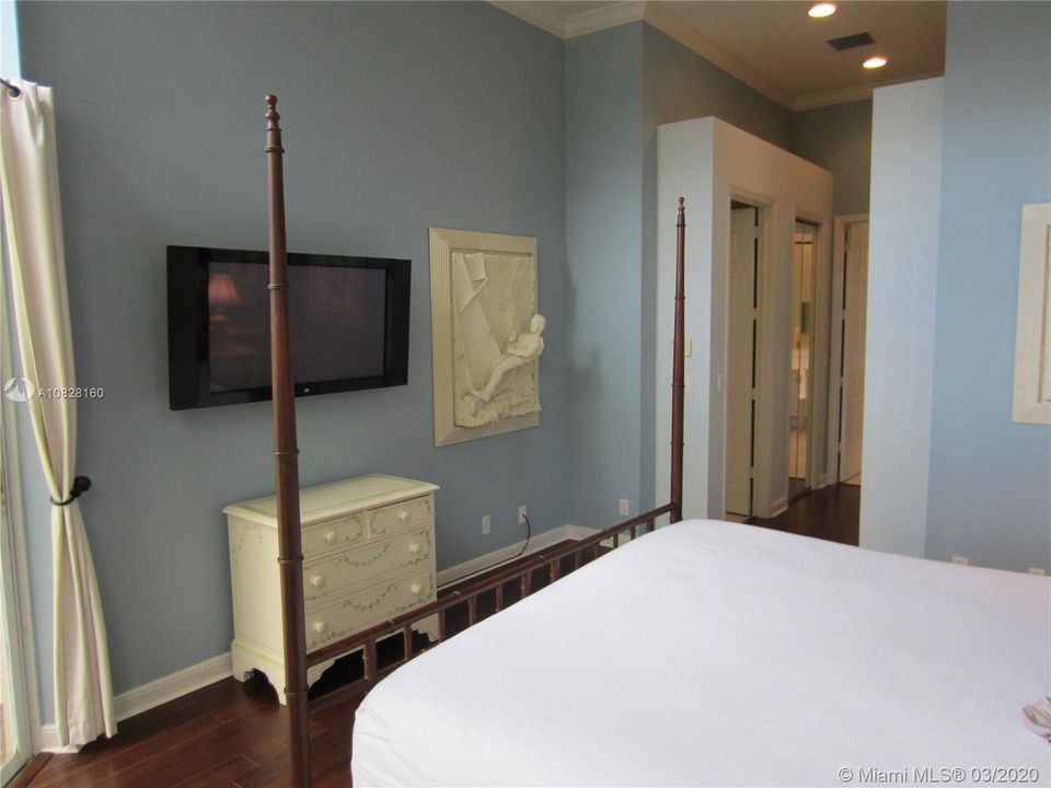MASTER BEDROOM.