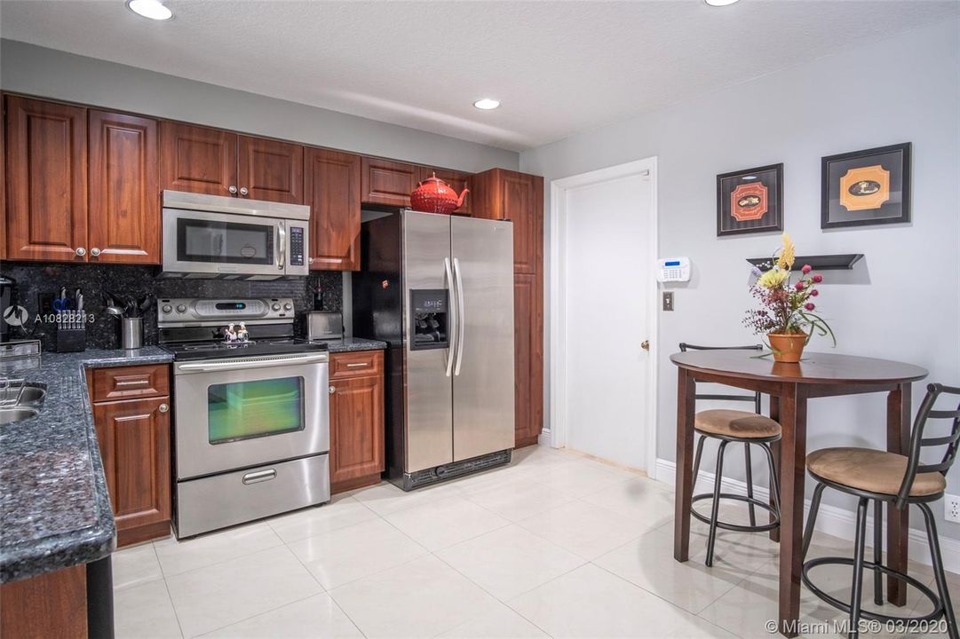 Recently Sold: $319,900 (2 beds, 2 baths, 1131 Square Feet)