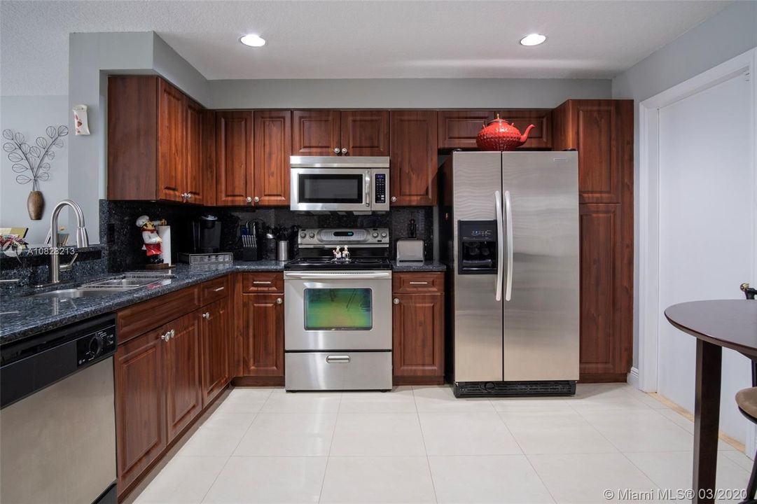 Recently Sold: $319,900 (2 beds, 2 baths, 1131 Square Feet)