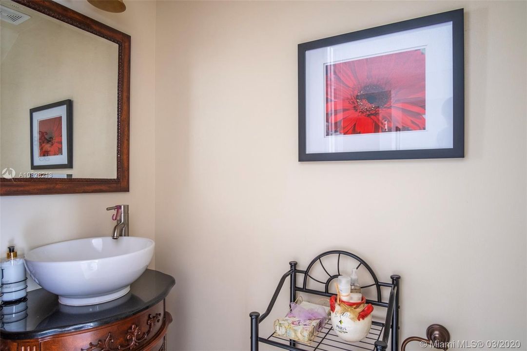 Recently Sold: $319,900 (2 beds, 2 baths, 1131 Square Feet)
