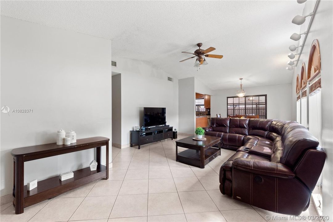 Living room/ dining room