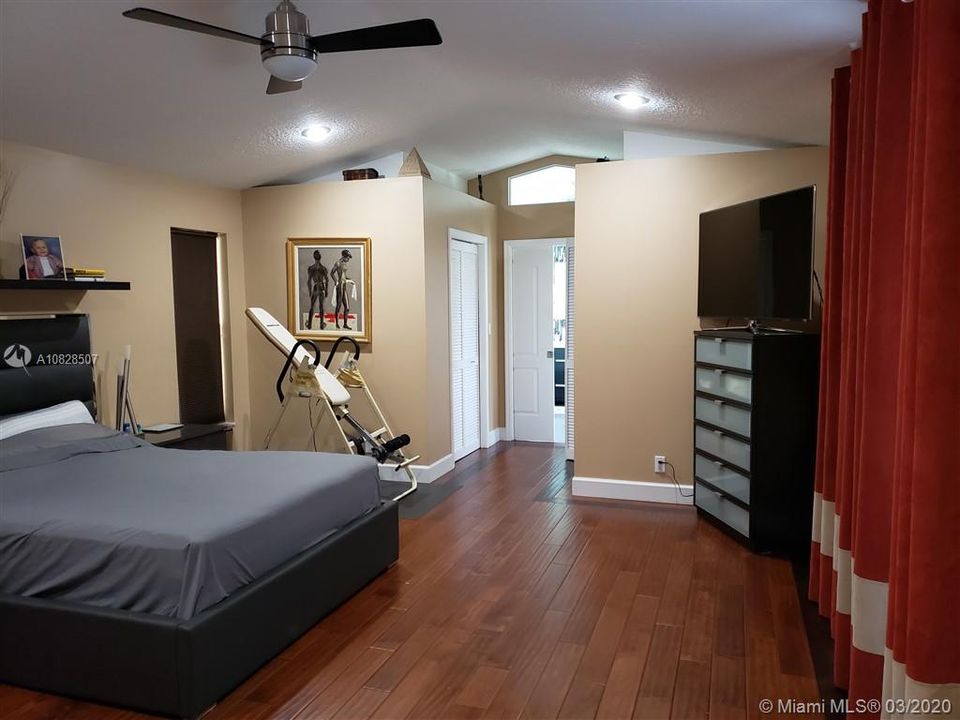 Vendido Recientemente: $579,000 (5 camas, 3 baños, 2818 Pies cuadrados)