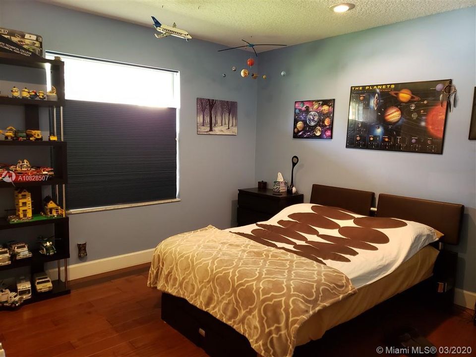 Vendido Recientemente: $579,000 (5 camas, 3 baños, 2818 Pies cuadrados)