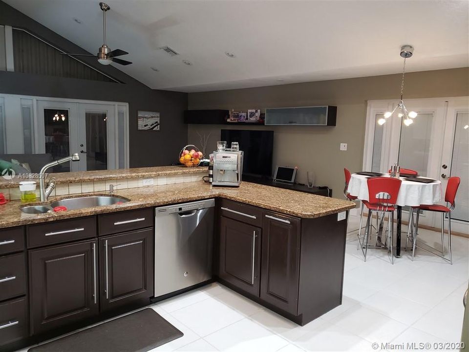 Vendido Recientemente: $579,000 (5 camas, 3 baños, 2818 Pies cuadrados)