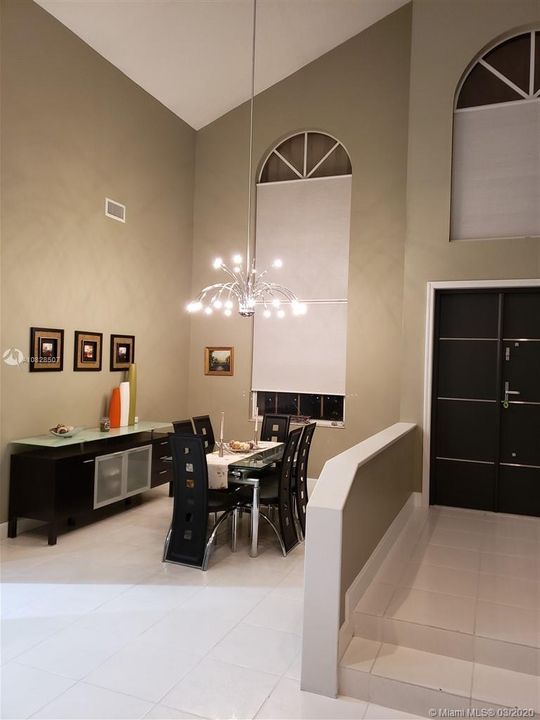 Vendido Recientemente: $579,000 (5 camas, 3 baños, 2818 Pies cuadrados)
