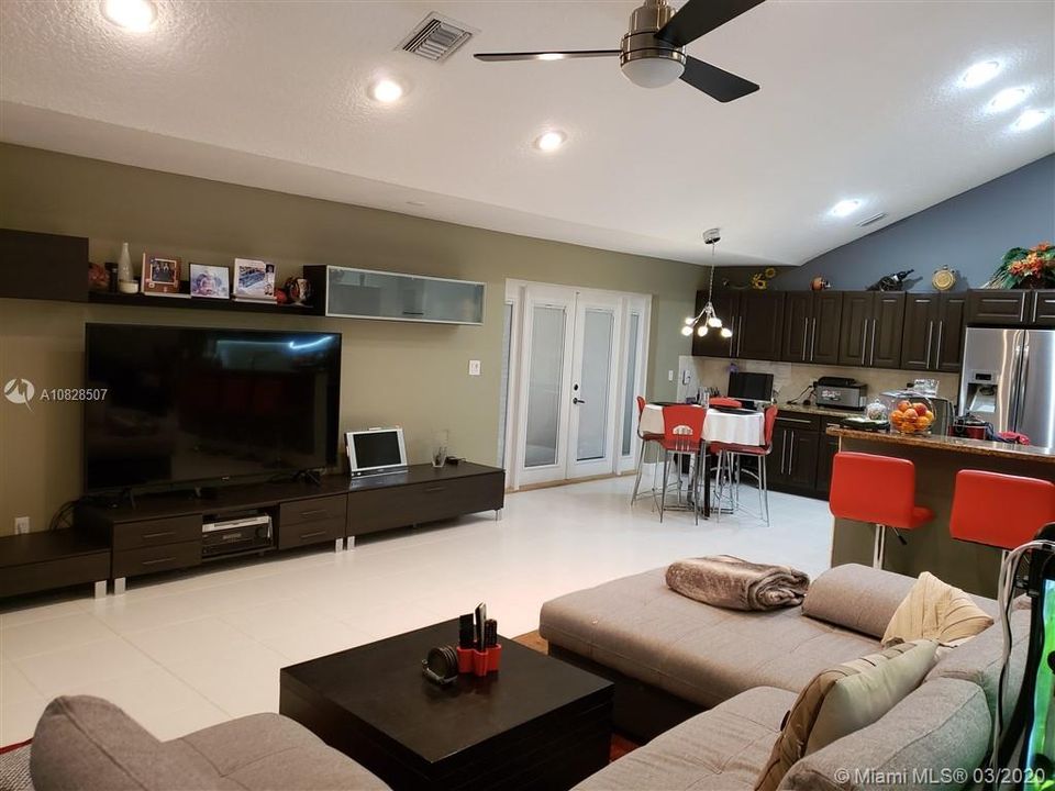 Vendido Recientemente: $579,000 (5 camas, 3 baños, 2818 Pies cuadrados)