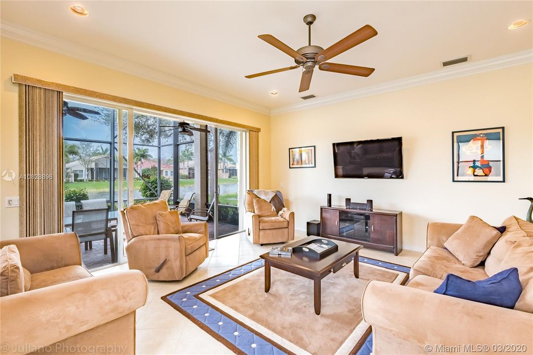 Vendido Recientemente: $470,000 (3 camas, 2 baños, 2145 Pies cuadrados)