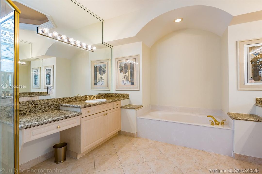 Master Bath with Seperate Shower and Tub