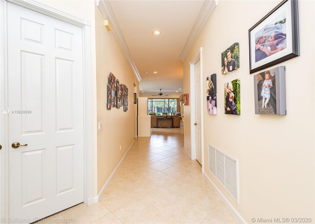 Vendido Recientemente: $470,000 (3 camas, 2 baños, 2145 Pies cuadrados)