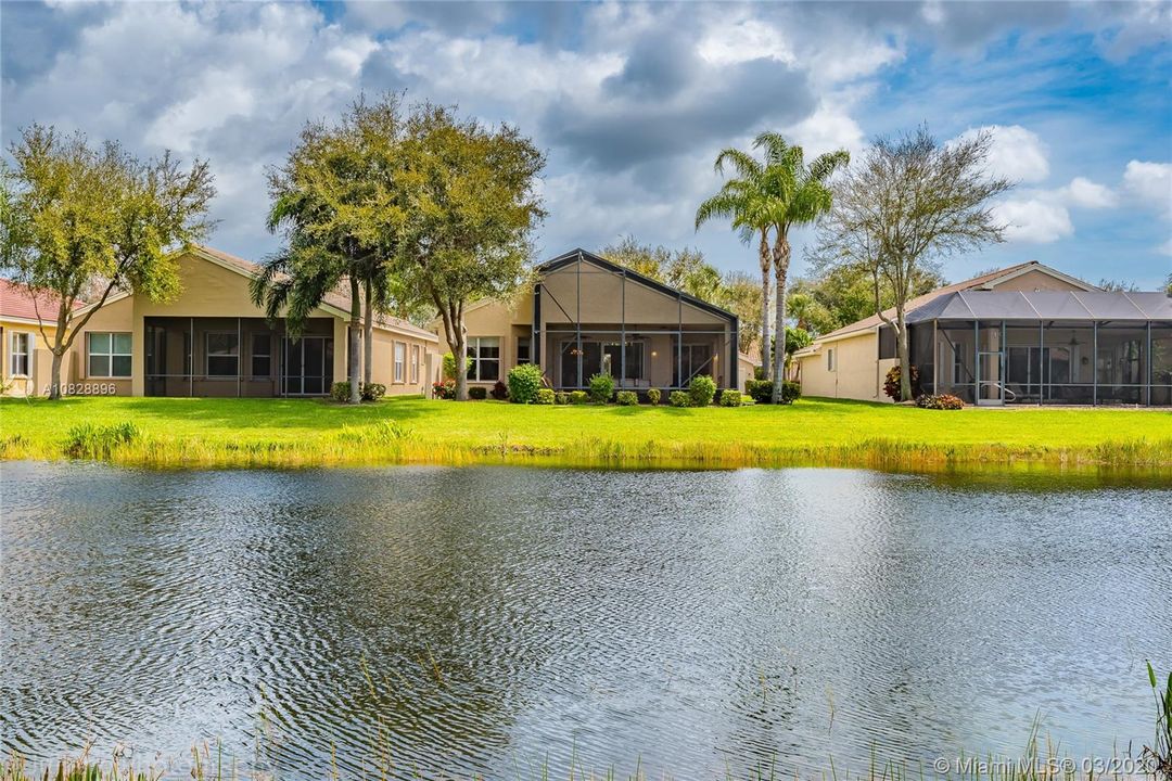 Vendido Recientemente: $470,000 (3 camas, 2 baños, 2145 Pies cuadrados)