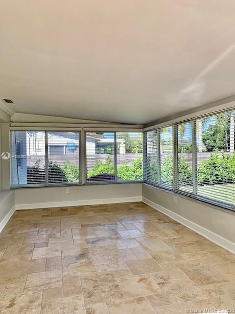 Recientemente alquilado: $3,600 (4 camas, 2 baños, 1790 Pies cuadrados)