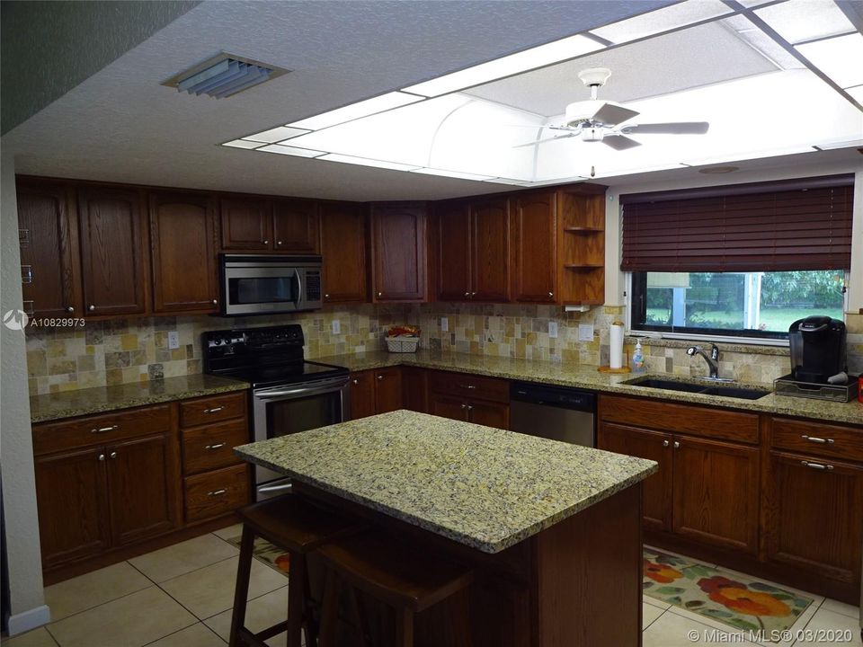 Recently Sold: $355,000 (2 beds, 2 baths, 1665 Square Feet)