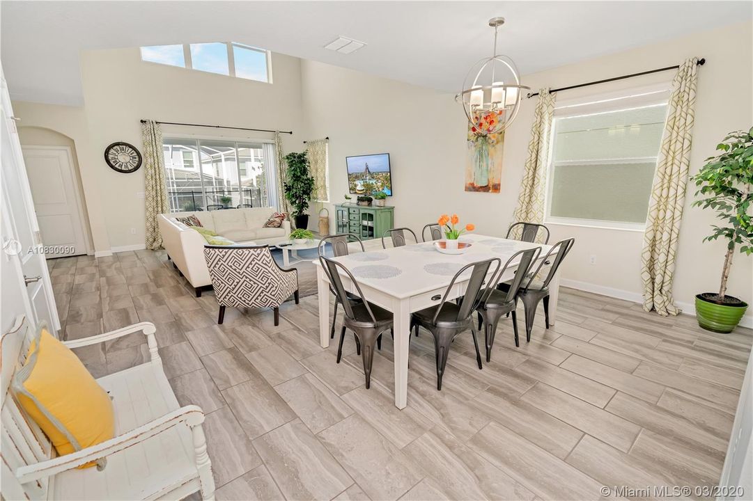 Vendido Recientemente: $399,000 (5 camas, 5 baños, 3081 Pies cuadrados)