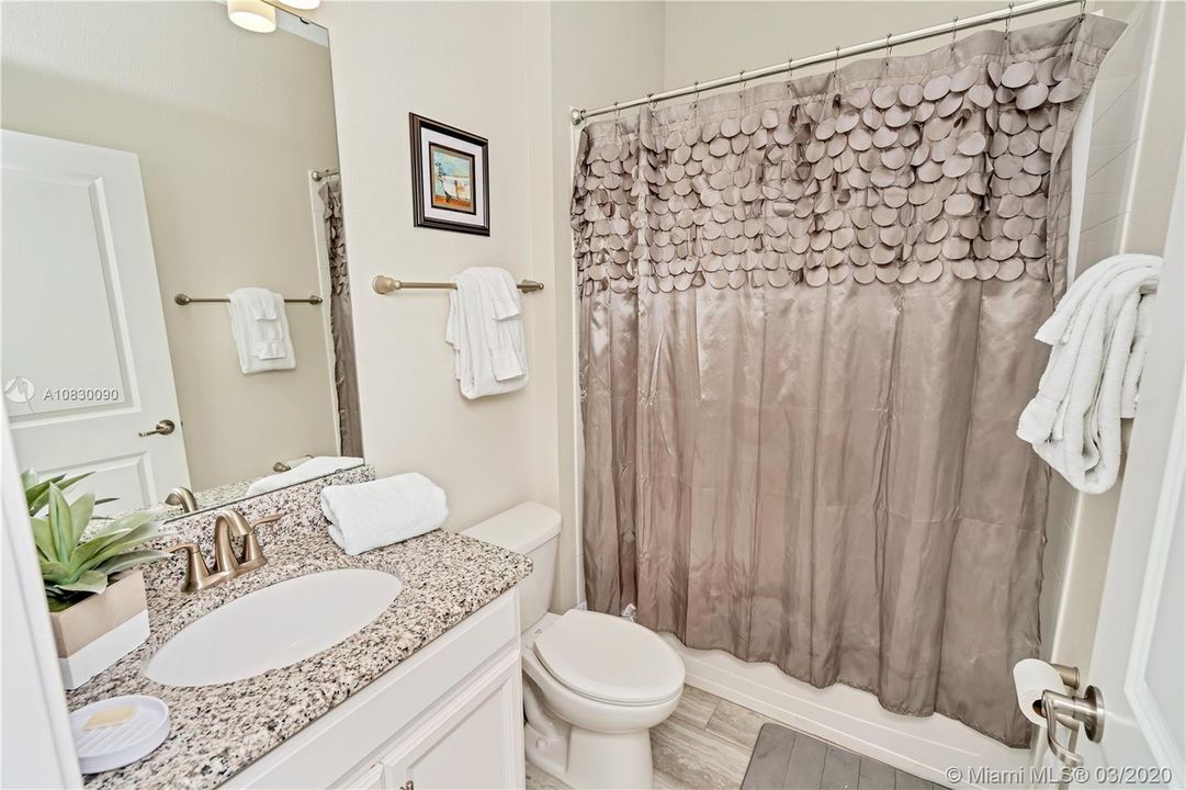 Vendido Recientemente: $399,000 (5 camas, 5 baños, 3081 Pies cuadrados)
