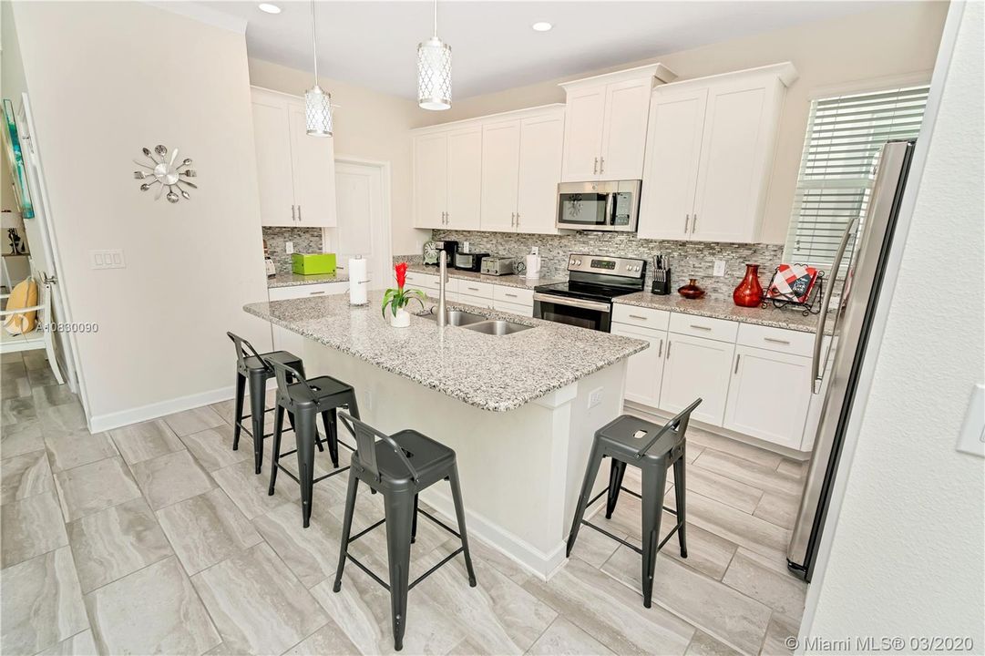 Vendido Recientemente: $399,000 (5 camas, 5 baños, 3081 Pies cuadrados)