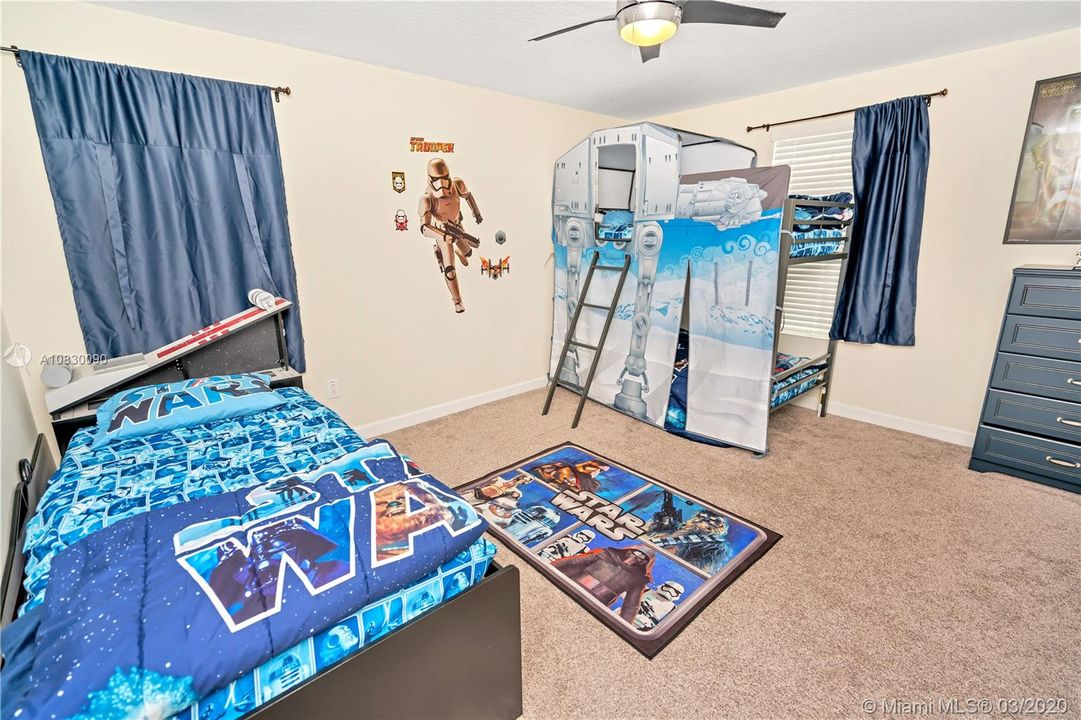 Vendido Recientemente: $399,000 (5 camas, 5 baños, 3081 Pies cuadrados)