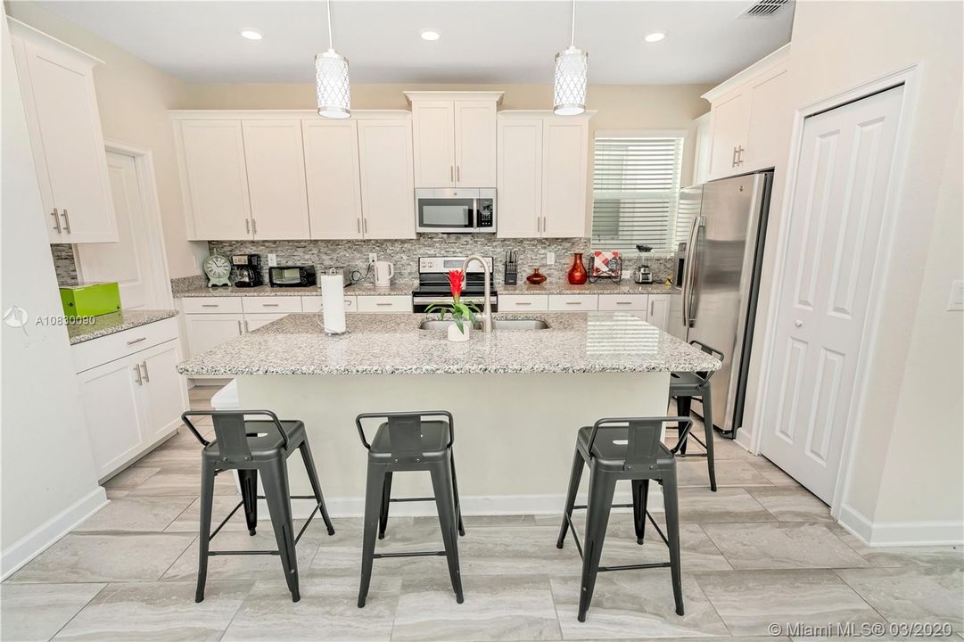 Vendido Recientemente: $399,000 (5 camas, 5 baños, 3081 Pies cuadrados)