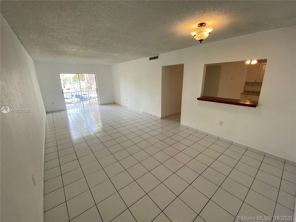 最近售出: $99,500 (2 贝兹, 2 浴室, 1030 平方英尺)