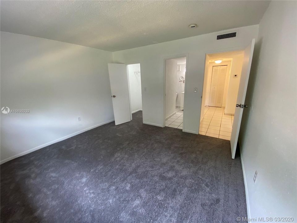 最近售出: $99,500 (2 贝兹, 2 浴室, 1030 平方英尺)