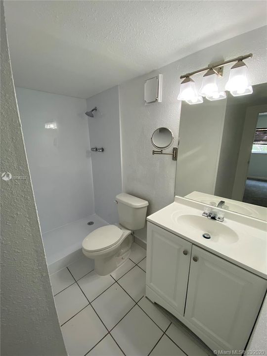 最近售出: $99,500 (2 贝兹, 2 浴室, 1030 平方英尺)