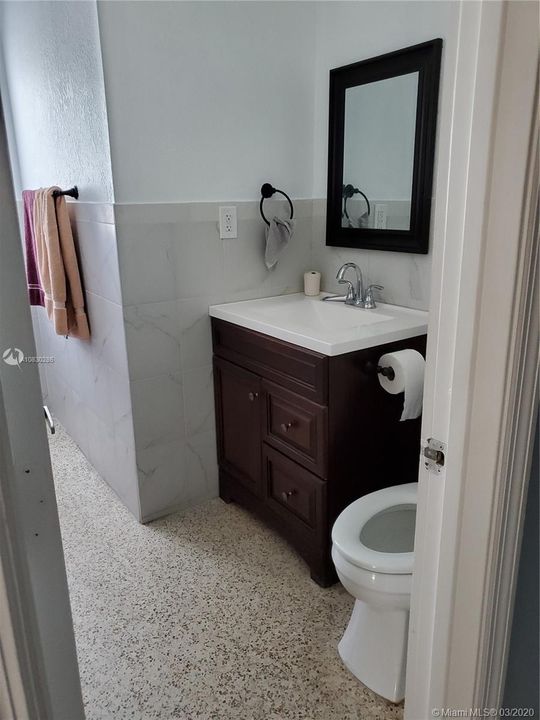 Vendido Recientemente: $325,000 (4 camas, 2 baños, 1716 Pies cuadrados)