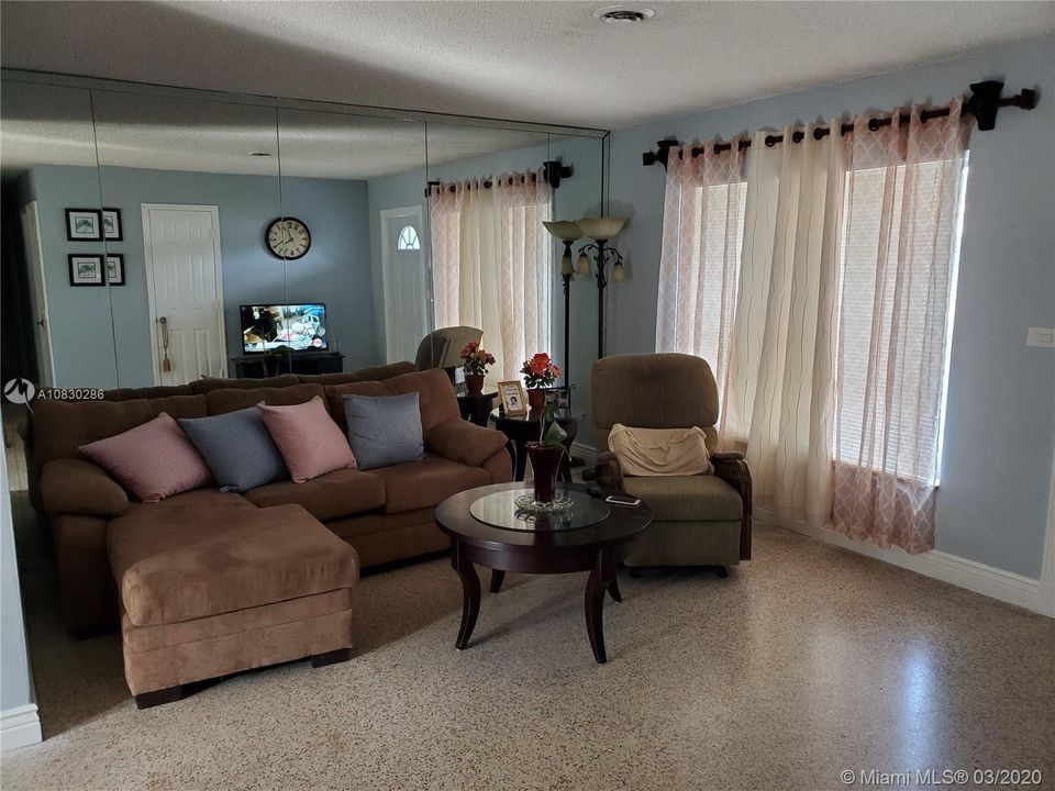 Vendido Recientemente: $325,000 (4 camas, 2 baños, 1716 Pies cuadrados)