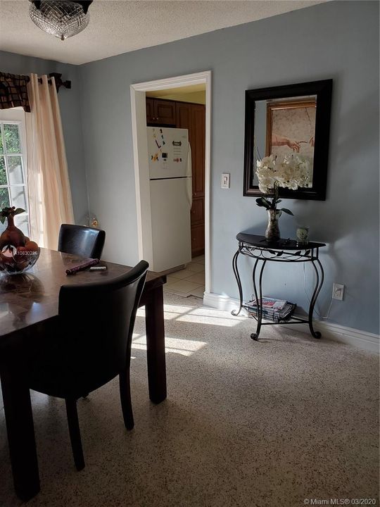 Vendido Recientemente: $325,000 (4 camas, 2 baños, 1716 Pies cuadrados)