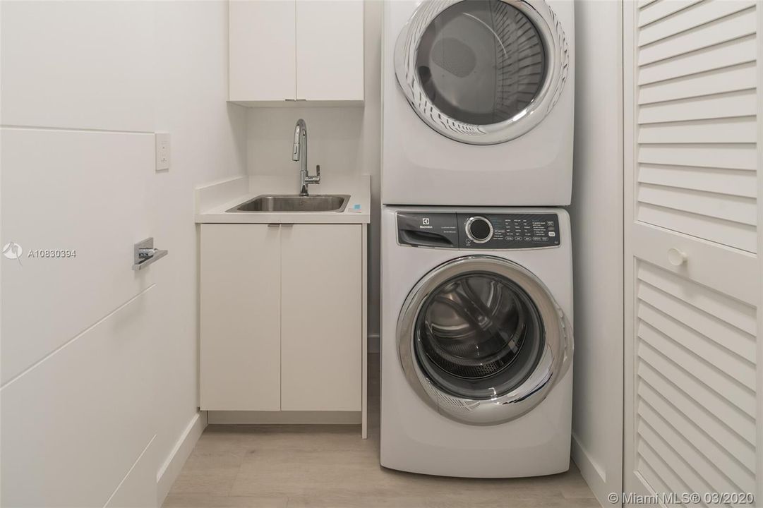 Vendido Recientemente: $1,195,000 (4 camas, 4 baños, 2630 Pies cuadrados)