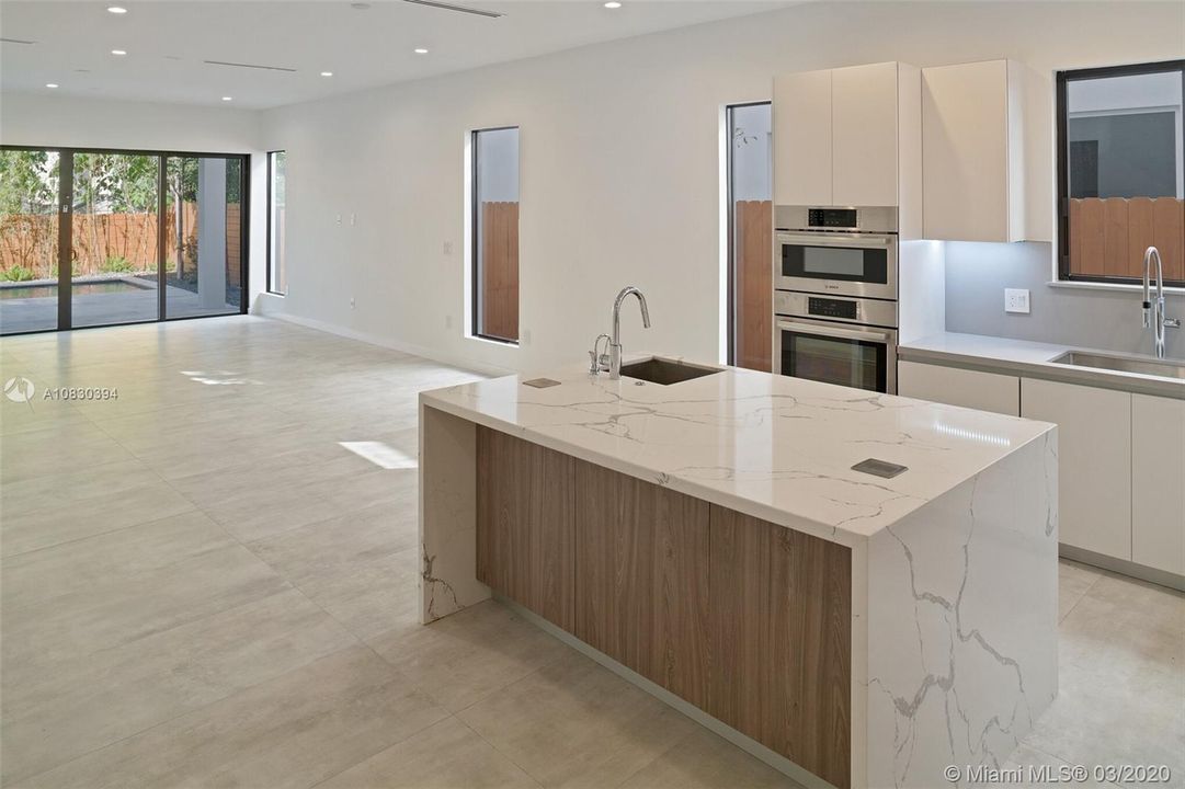 Vendido Recientemente: $1,195,000 (4 camas, 4 baños, 2630 Pies cuadrados)