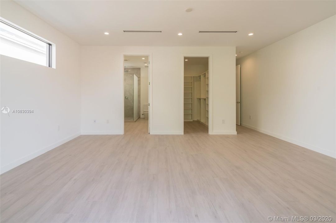 Vendido Recientemente: $1,195,000 (4 camas, 4 baños, 2630 Pies cuadrados)