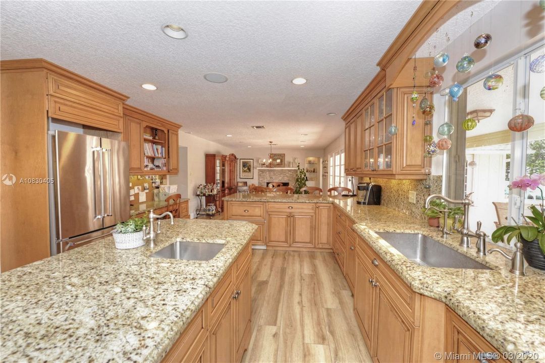 Vendido Recientemente: $869,000 (5 camas, 3 baños, 3577 Pies cuadrados)