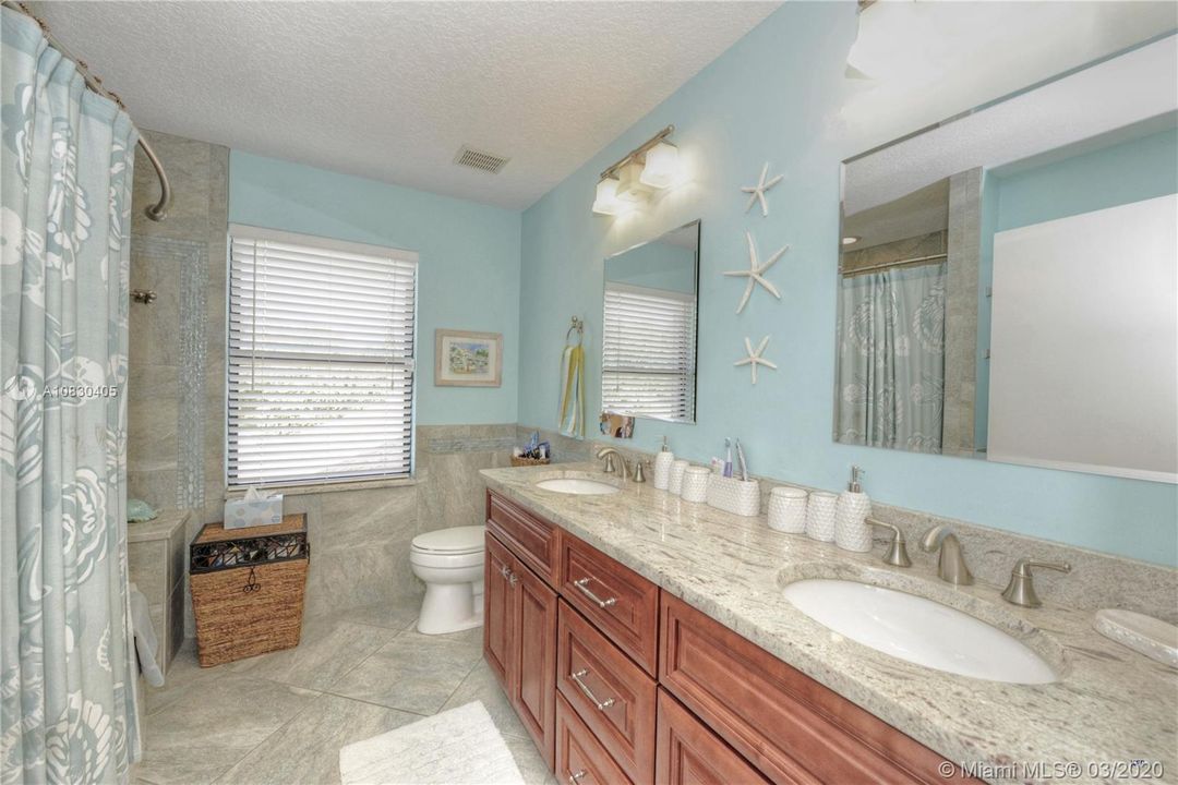 Vendido Recientemente: $869,000 (5 camas, 3 baños, 3577 Pies cuadrados)