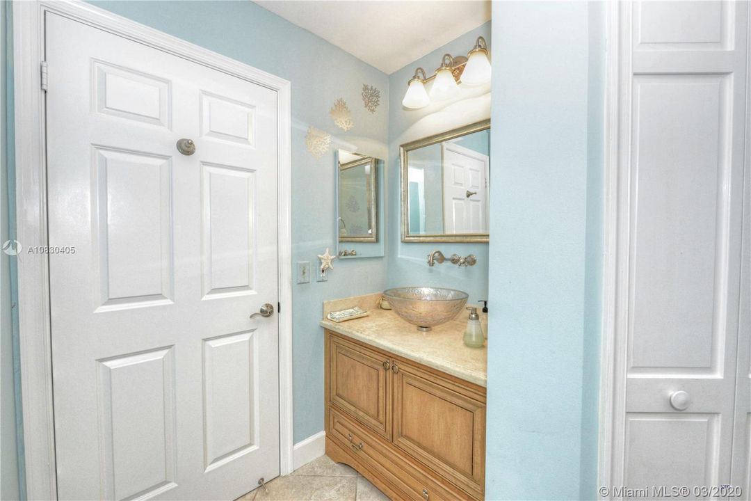 Vendido Recientemente: $869,000 (5 camas, 3 baños, 3577 Pies cuadrados)