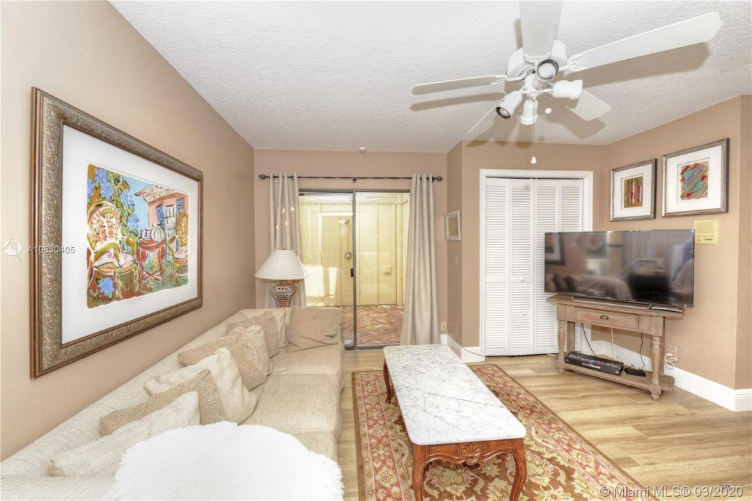 Vendido Recientemente: $869,000 (5 camas, 3 baños, 3577 Pies cuadrados)