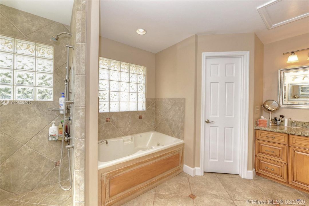 Vendido Recientemente: $869,000 (5 camas, 3 baños, 3577 Pies cuadrados)